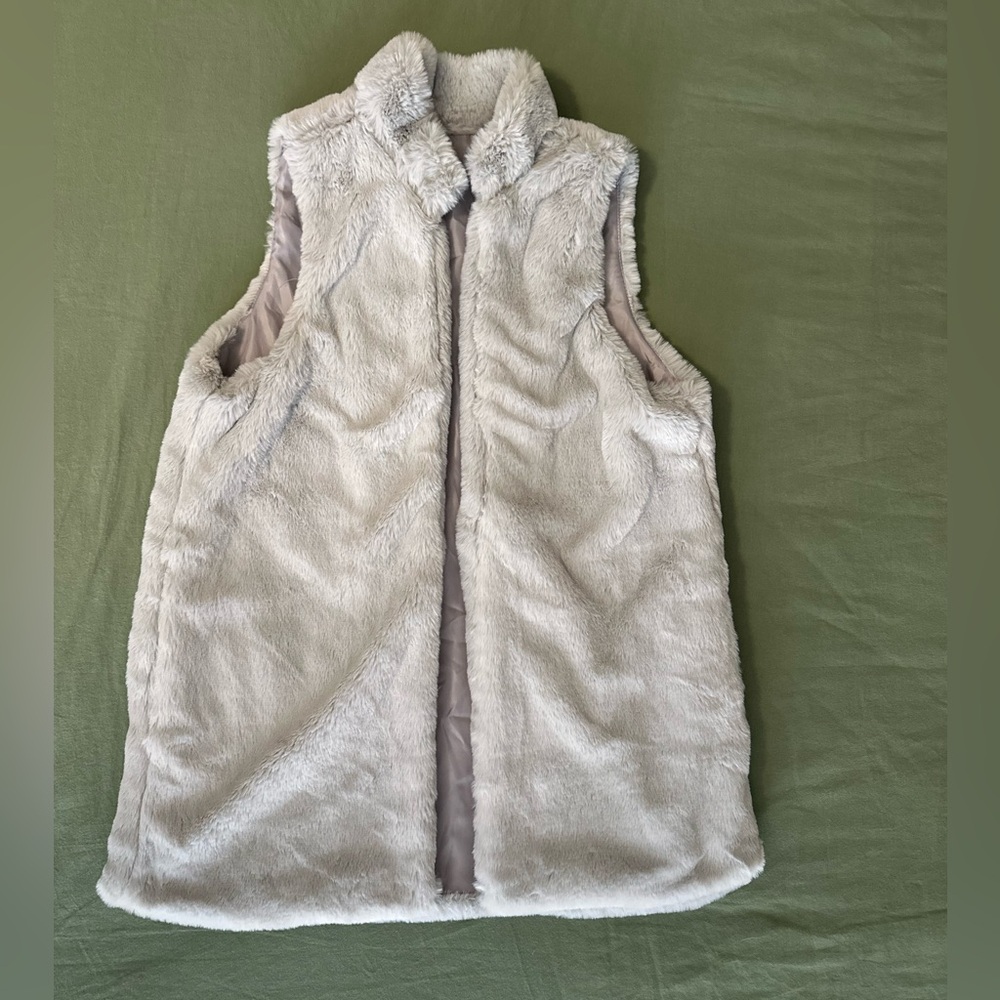 Pink Lily Faux Fur Women’s Icy Gray Vest with Pockets Size Small